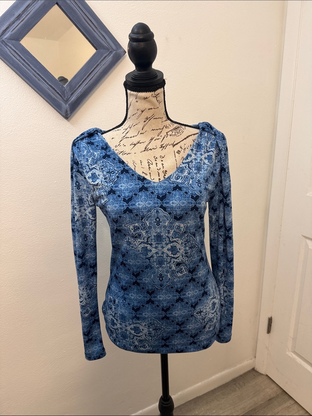 Jones New York Blue Patterned V-Neck Long Sleeve Top